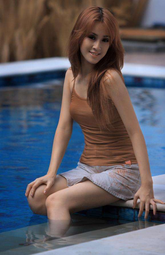 Model Fashion Biak